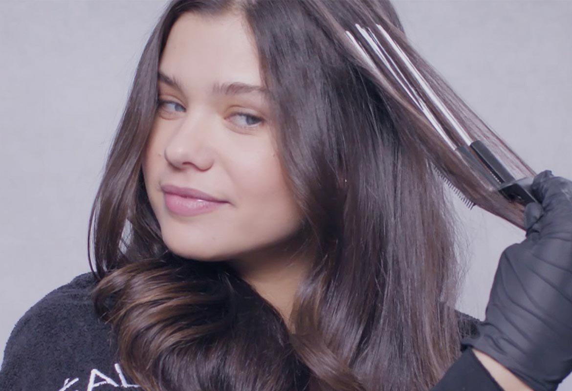 Consigue unas mechas balayage en casa pasando el cepillo con la mezcla del envase de Colorista Effects Balayage de L’Oréal Paris por tu cabello.